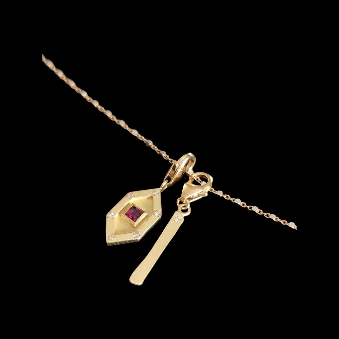 Dash charm with diamond in matte yellow gold
