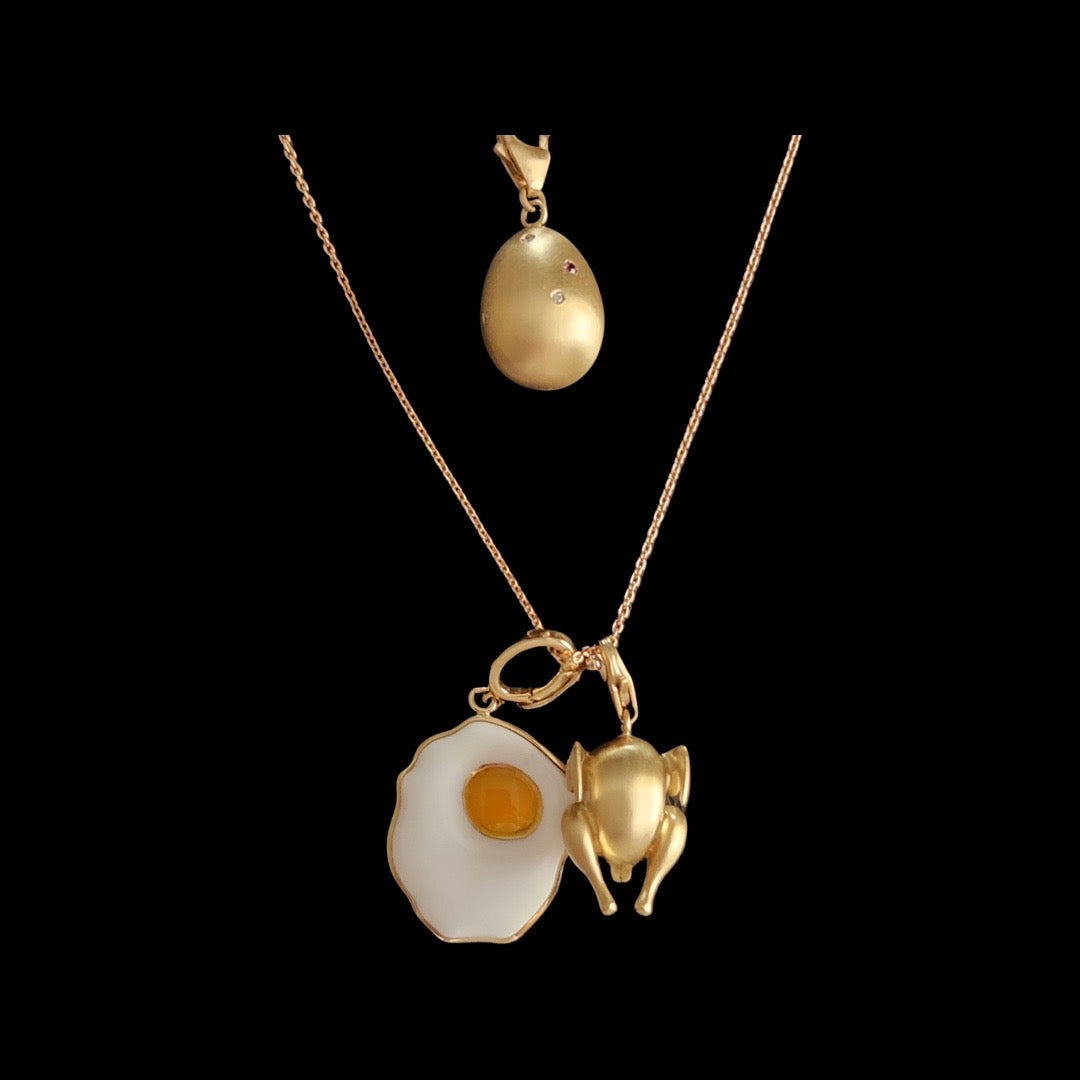 Sunny Side up charm in yellow gold and enamel