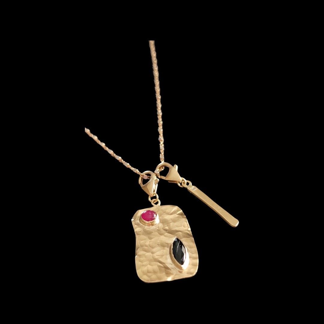 Hammered page charm with marquise saphire and ruby in yellow gold
