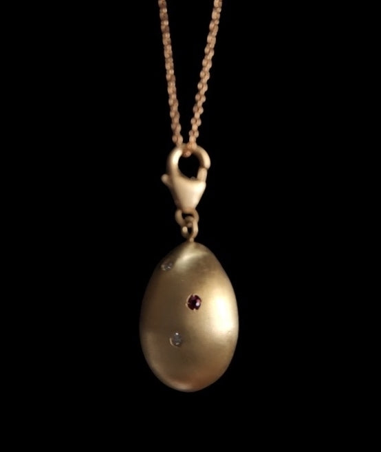 Lucky beginning egg charm with ruby and diamonds in yellow gold