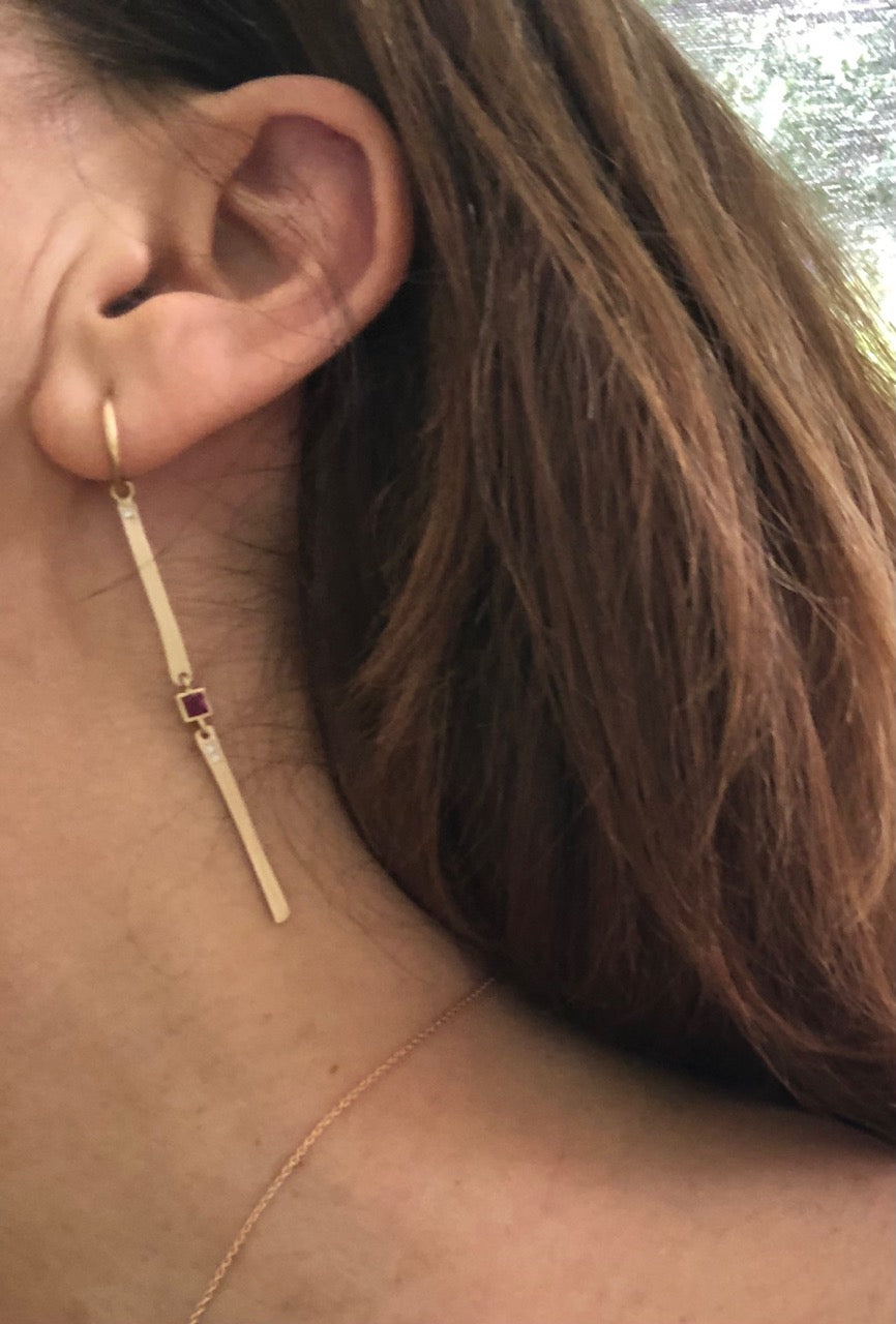 Two lines and a ruby earring shorter in yellow gold
