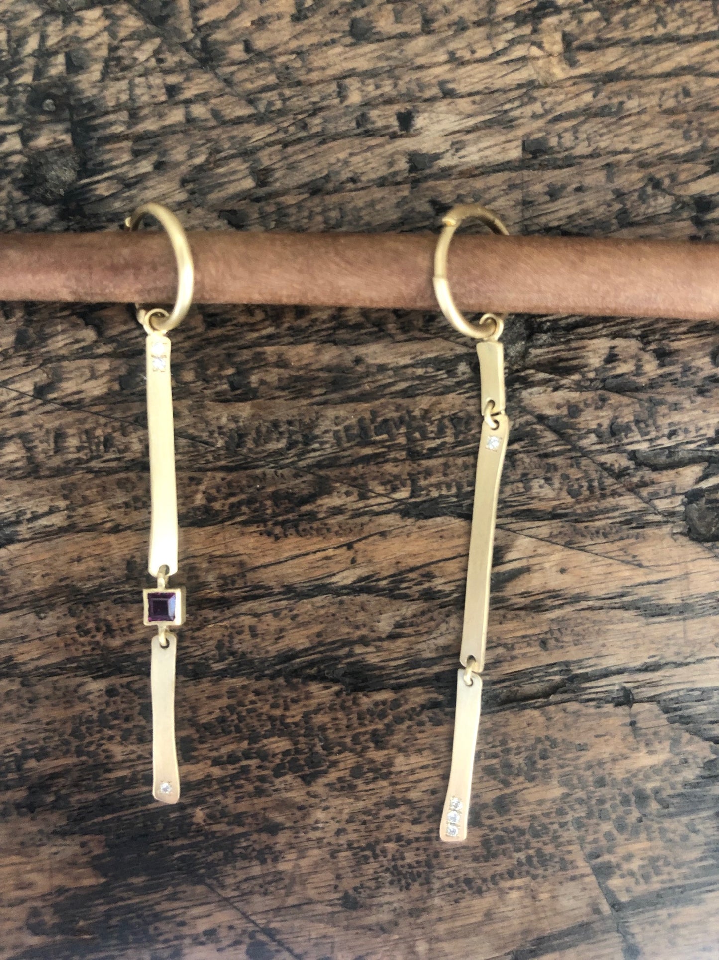 Two lines and a ruby earring long in yellow gold