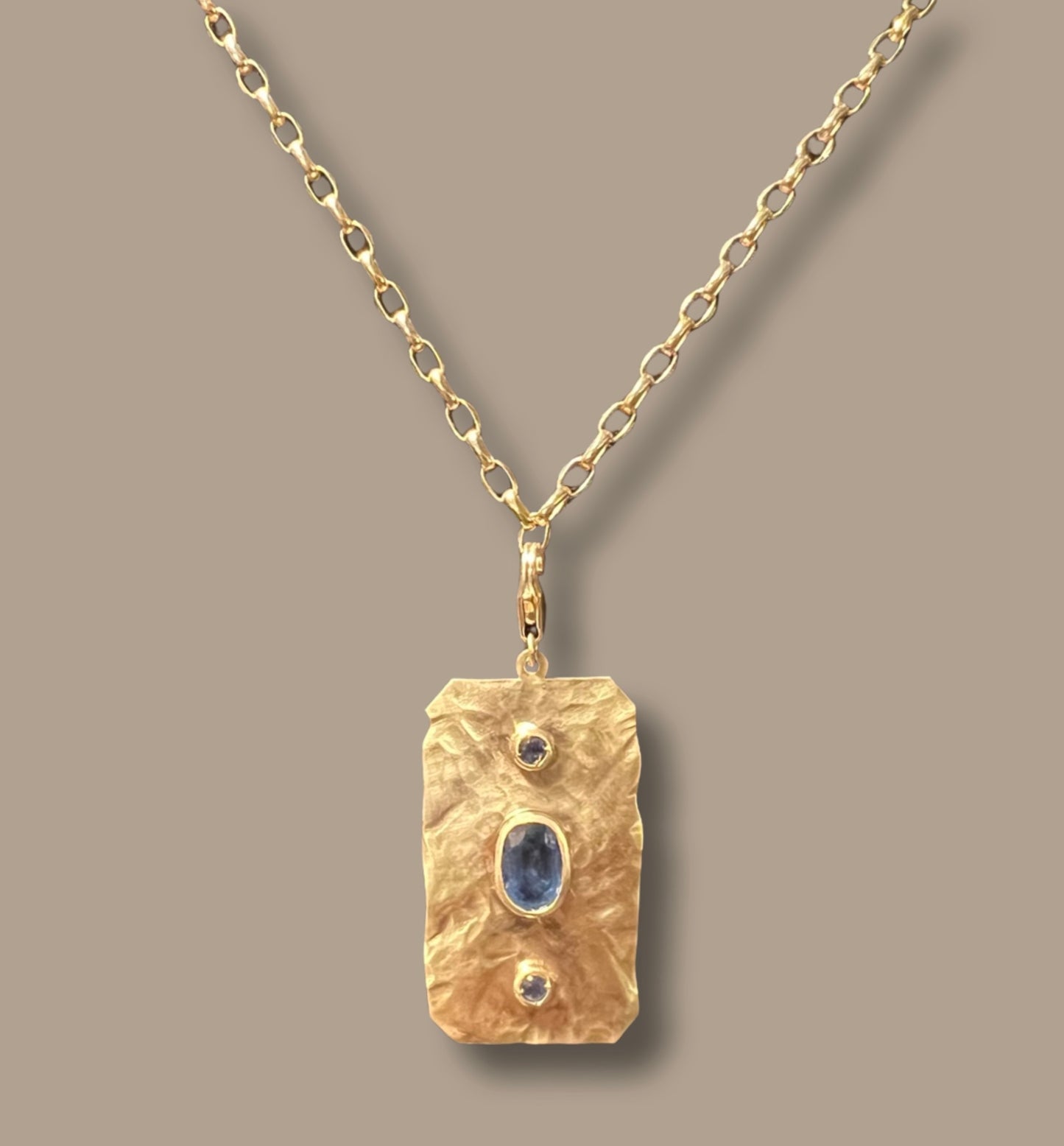 Hammered big page charm with blue sapphires in yellow gold